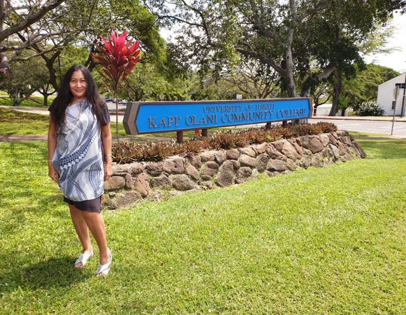 Aidha in a kīhei in front of Kapi'olani entrance